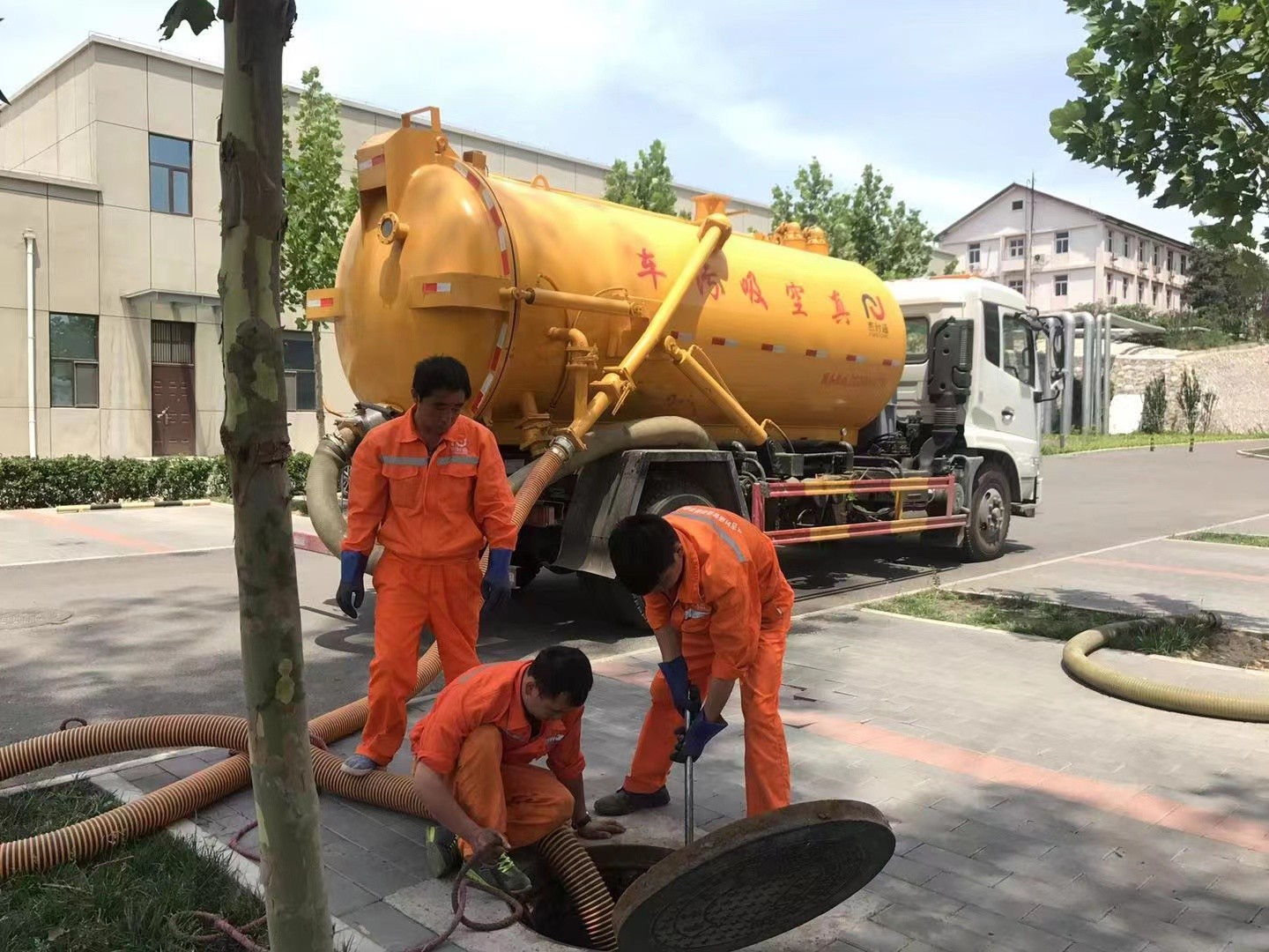 宁南管道疏通车停在窨井附近