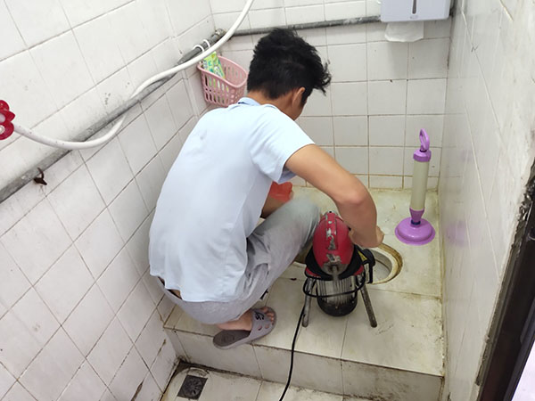 宁南管道堵塞冒臭气 专业师傅现场解决问题